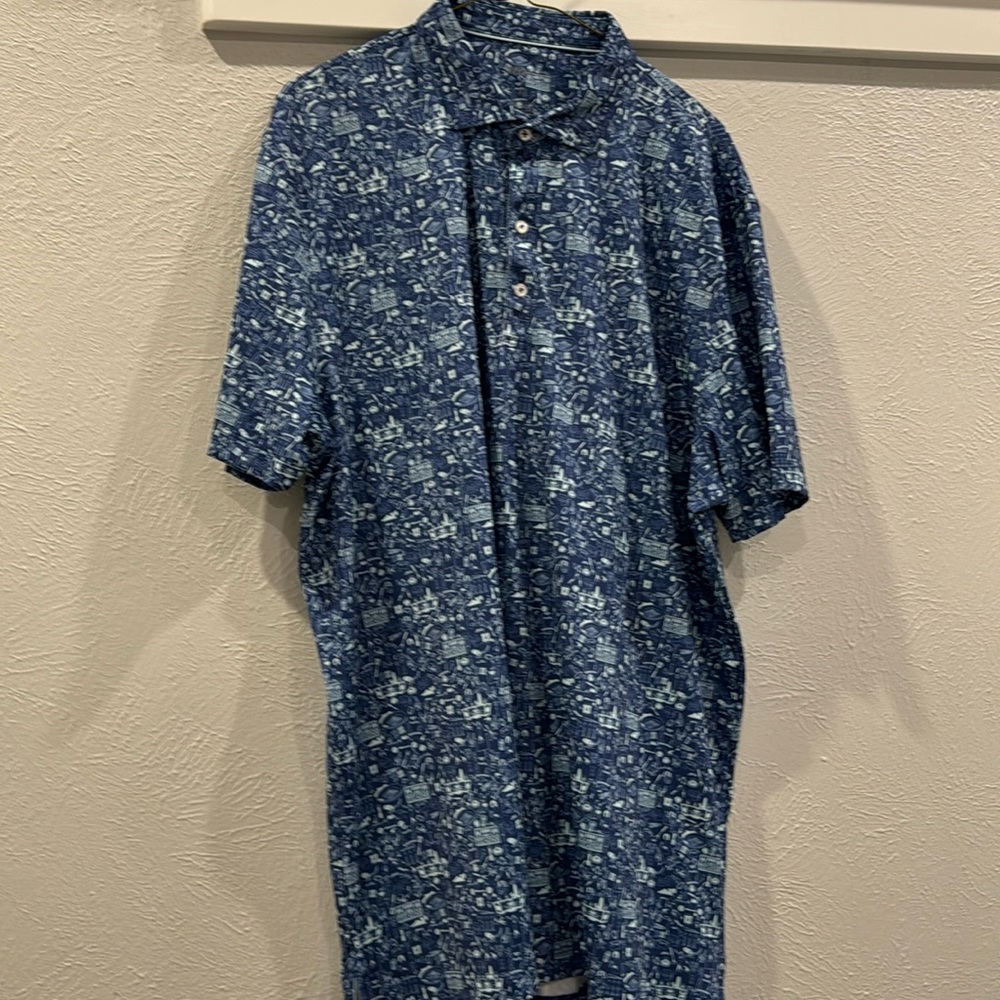 Men’s Johnnie O performance golf shirt, college football print- XL- worn 1x